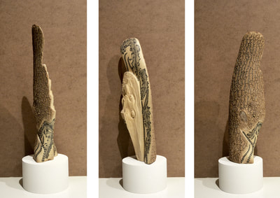 La peau est le bois, bûches sculptées sur socle en plâtre, dessin sur bois, dimensions variables, 2015